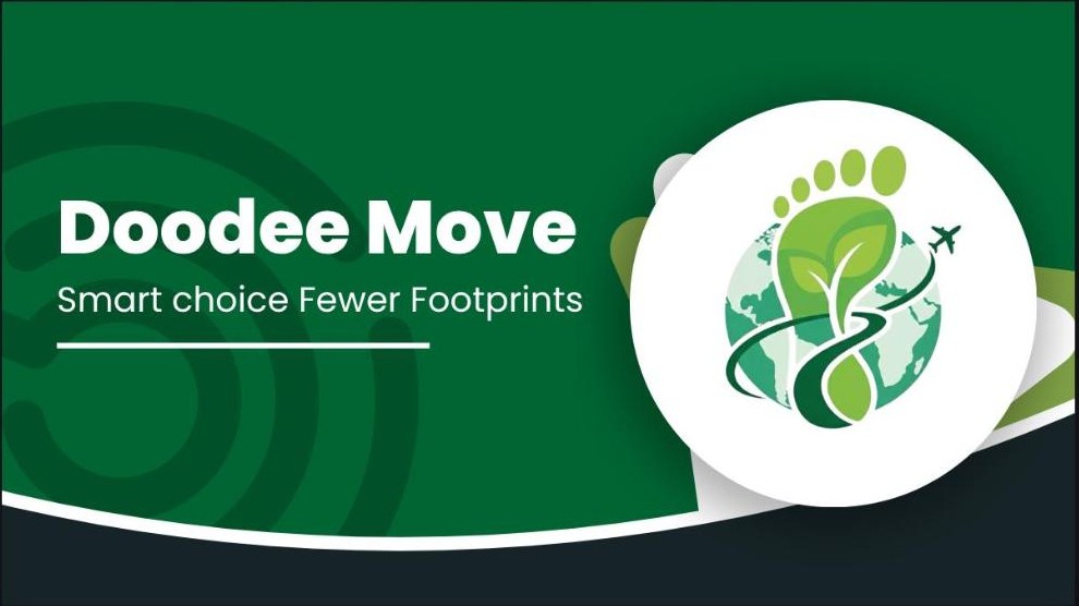 แบนเนอร์สีเขียว Doodee Move พร้อมโลโก้รอยเท้าใบไม้บนลูกโลก